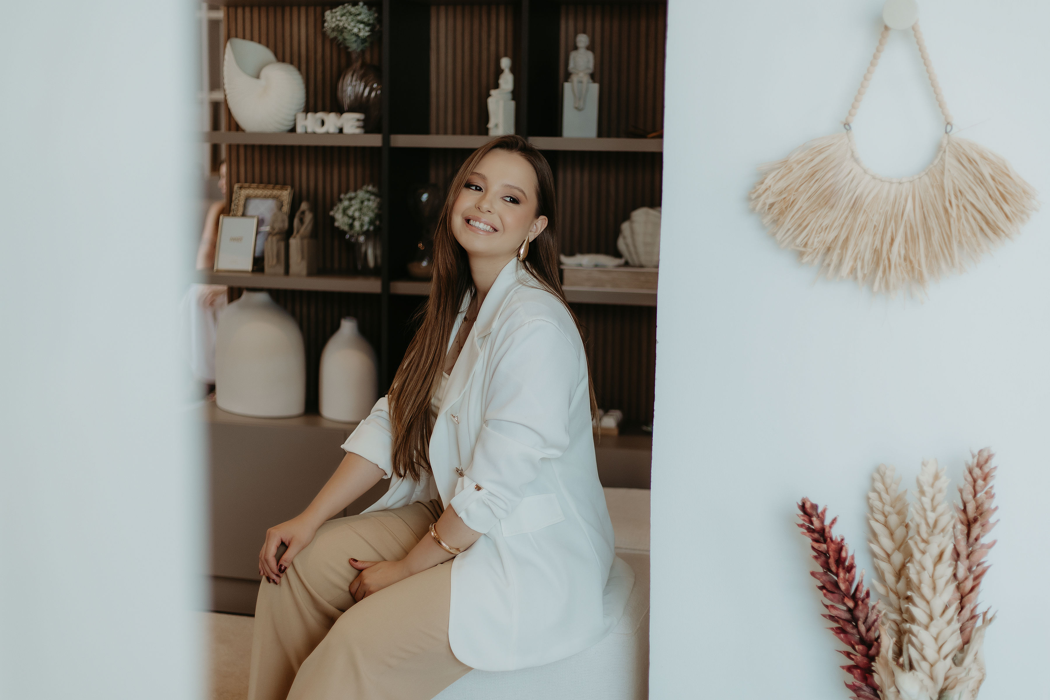 Eduarda Cibele em ambiente acolhedor de consultório